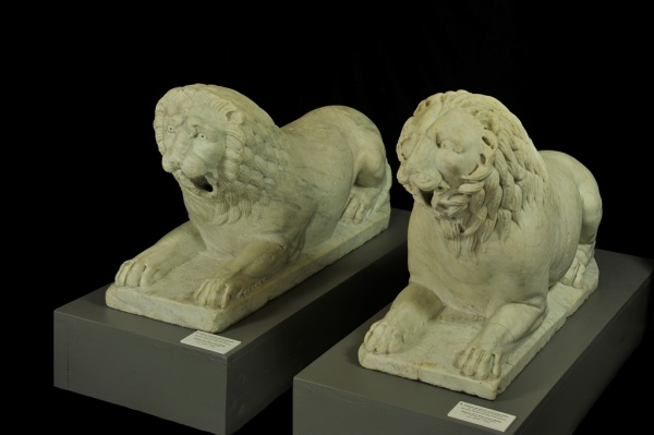 Sculture di leoni accovacciati Sculture di leoni accovacciati
